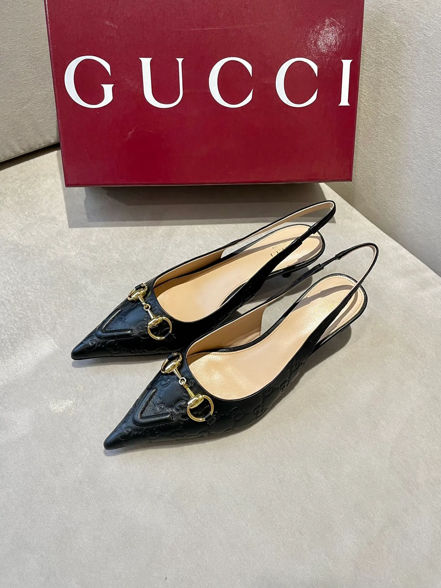👟👟Ex-factory price 580👟👟 2024 G family’s new GUcc𝐢 horsebit pump sandals with pointed toes, elastic straps and kitten heels complement each other to create a comfortable and fitting design, and the back-lace pumps are the essence of design. Hot-drilling process Upper: Imported high-grade G G canvas Lining/foot pads: Full-grain high-grade lambskin Sole: Italian top-grade genuine leather sole Heel height: 10.5cm Fitting size: 35-42 (40/41/42 custom-made, non-refundable)